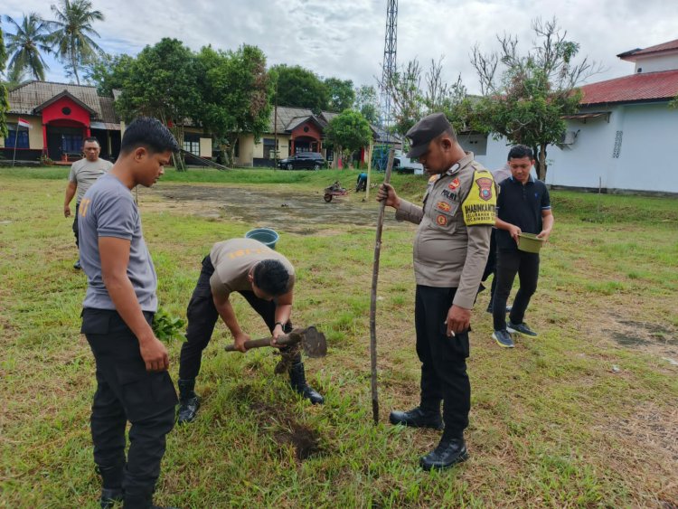 Polsek Dabo Singkep Tanam 48 Pohon Buah sebagai Komitmen Pelestarian Lingkungan