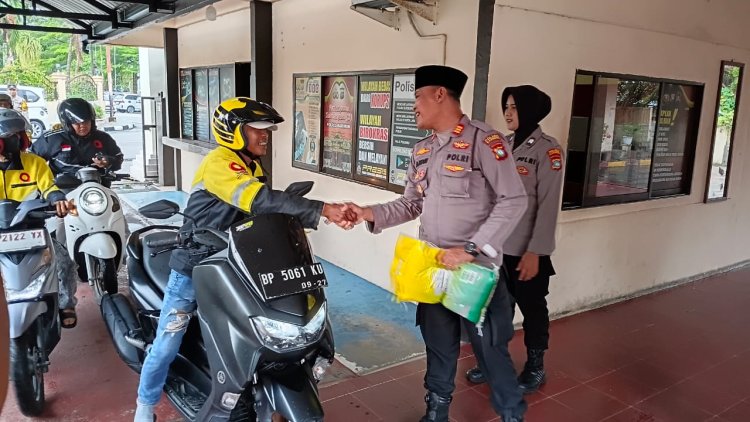 Polsek Balai Polres Karimun Bagikan Beras Gratis Kepada Ojek Online dan Ojek Pelabuhan