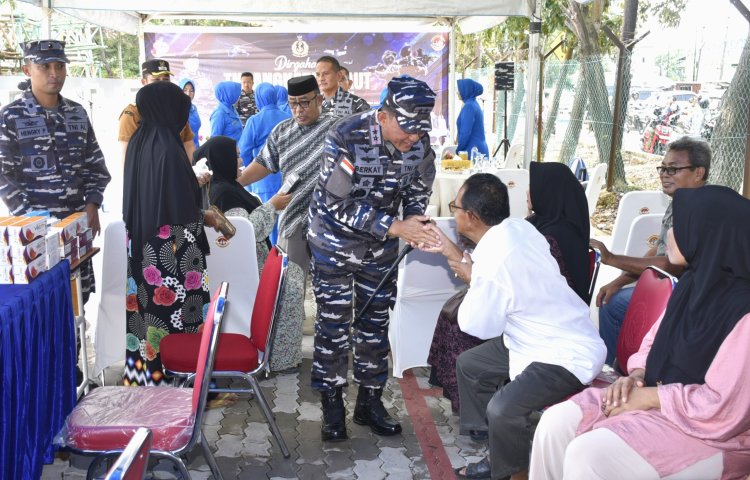 TNI AL Kodaeral IV Gelar Bakti Kesehatan dan Bagikan Sembako untuk Warga Batam