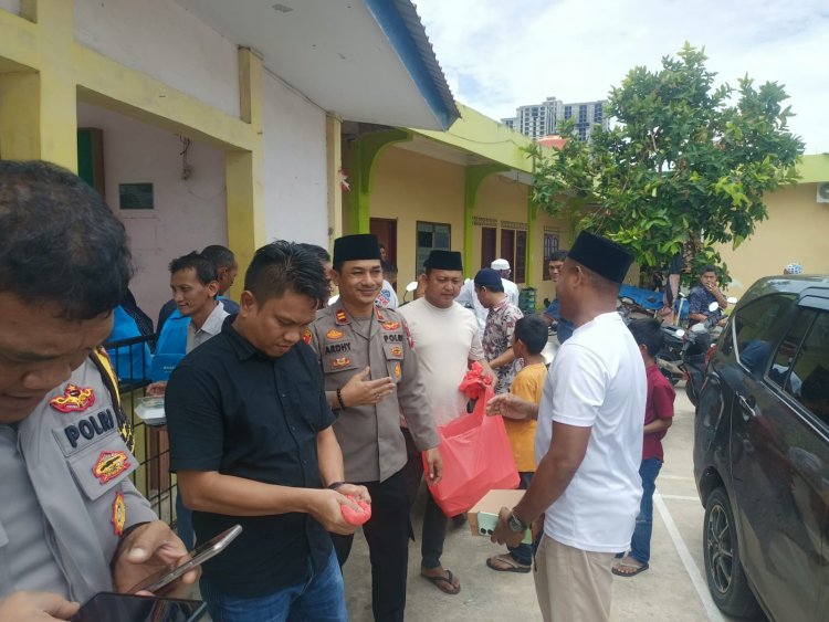 Polsek Lubuk Baja Gelar Kegiatan Bakti Sosial Jumat Berkah Di Masjid Nurul Huda