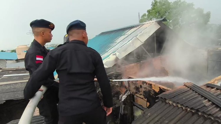 RESPON CEPAT SATBRIMOB POLDA KEPRI EVAKUASI DAN PADAMKAN KEBAKARAN RUMAH WARGA DI PERUMAHAN CITRA LAGUNA, BATAM