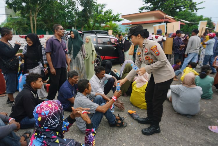 Aksi Humanis Polwan Polres Karimun Saat Aksi Unjuk Rasa Di Kantor Pengadilan Negeri Karimun