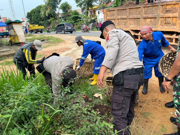 Polresta Barelang Gelar Gotong Royong Bersama Warga Untuk Wujudkan Batam Kota Bersih Dan Nyaman