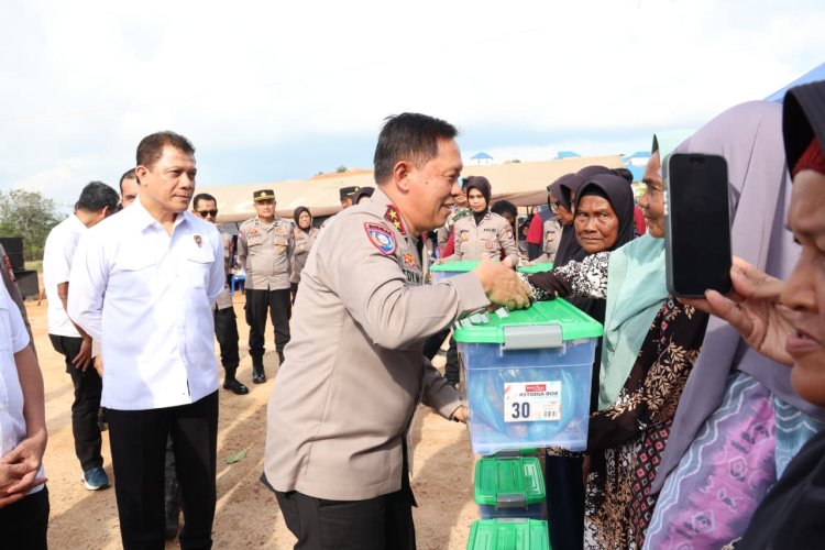 ALUMNI AKPOL 1990 GELAR BAKTI SOSIAL BAGIKAN 1.485 PAKET SEMBAKO UNTUK WARGA REMPANG