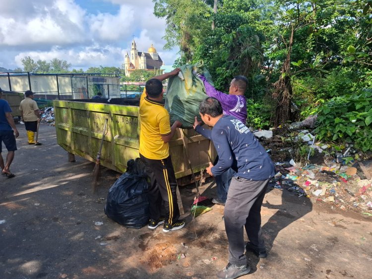 BHABINKAMIBMAS KELURAHAN KP. PELITA MELAKSANAKAN GOTONG ROYONG BERSAMA WARGA KOMPLEK BALOI INDAH ANGGREK
