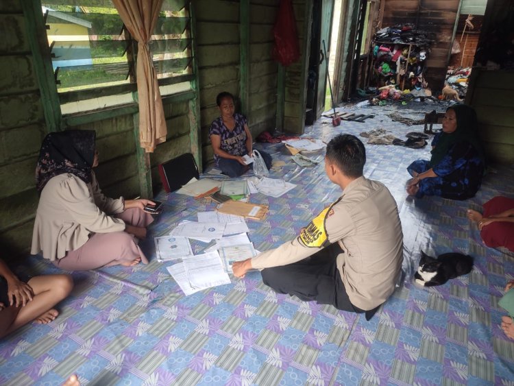 Bhabinkamtibmas Desa Teluk Dampingi Korban Kebakaran sebagai Wujud Nyata Pelayanan Polri