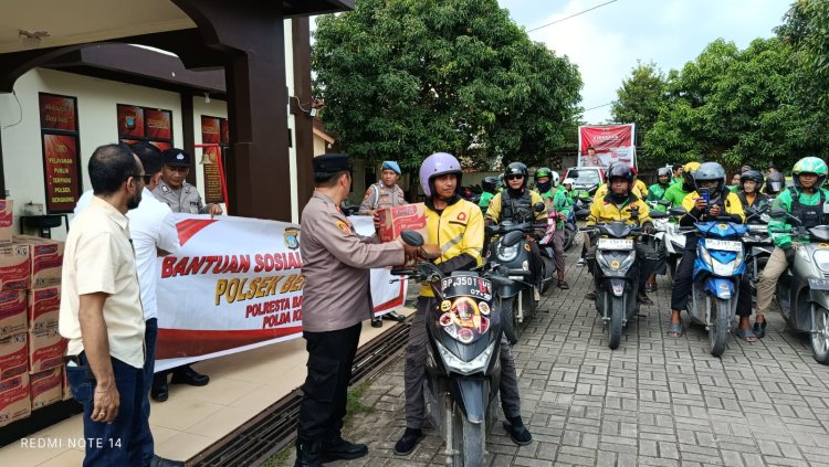 Polsek Bengkong Bareng Cetya Dewi Seribu Tangan Cahaya Garden Beri Bantuan Sembako ke Ojol Sinergi Jaga Keamanan