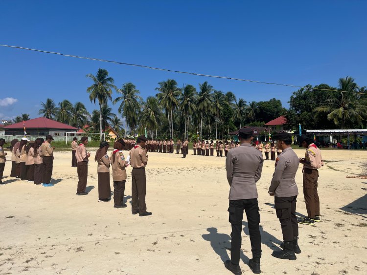 Personel Polsek Senayang Kawal Pembukaan Kemah Bhakti SMAN 1 Senayang