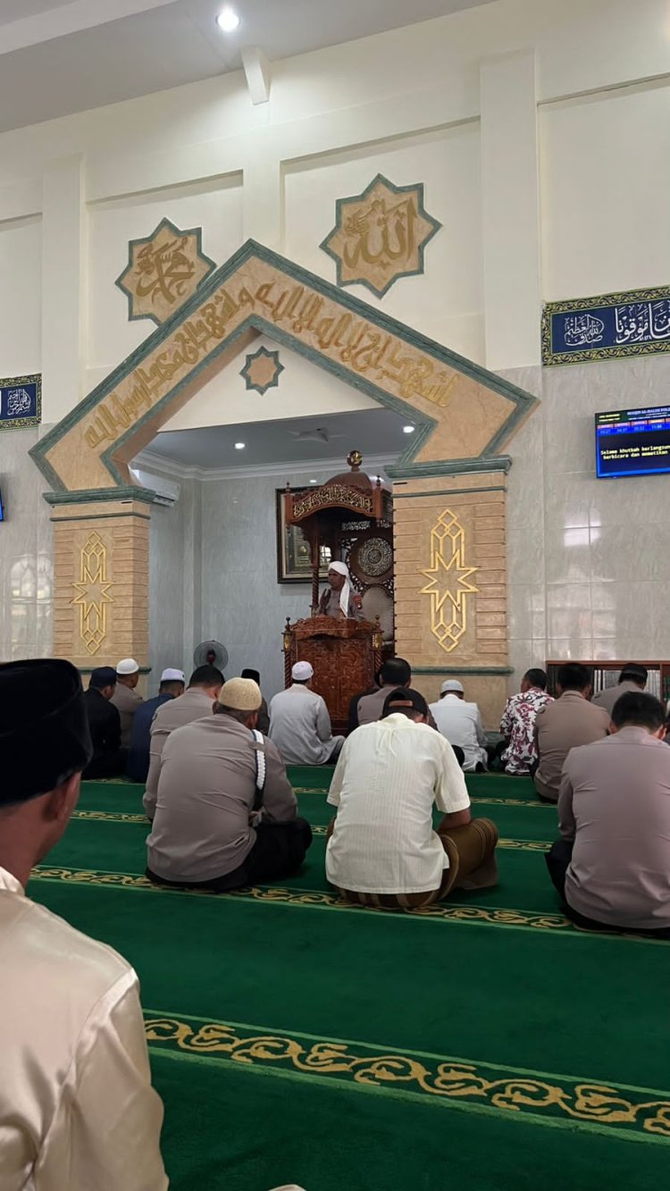 AIPDA NULKARIM BAO JADI KHATIB SHOLAT JUMAT DI POLDA KEPRI, SUARA MERDU PUKAU JAMAAH