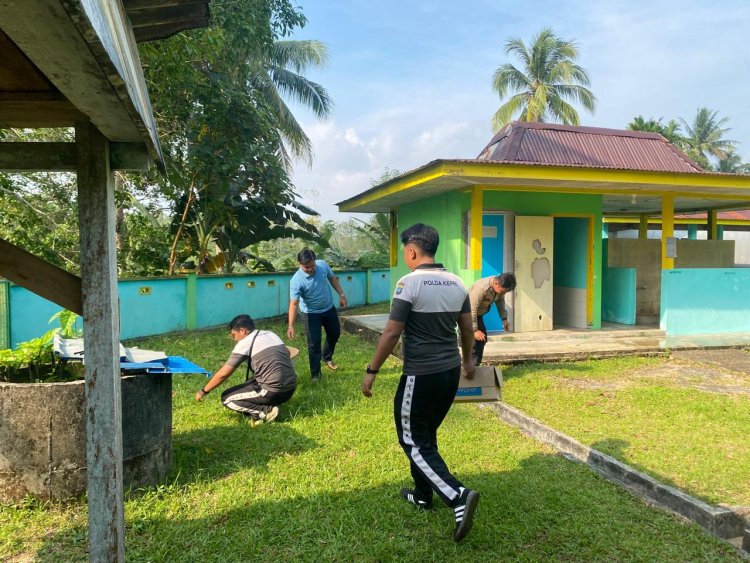 Wujudkan Kepedulian dan Kedekatan dengan Masyarakat, Polsek Singkep Barat Gelar Aksi Jumat Bersih di Masjid Al Inayah