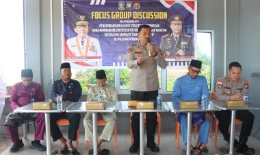 KABIDHUMAS POLDA KEPRI GELAR JUMAT CURHAT DAN PANGAN MURAH BERSAMA MASYARAKAT TANJUNG UMA