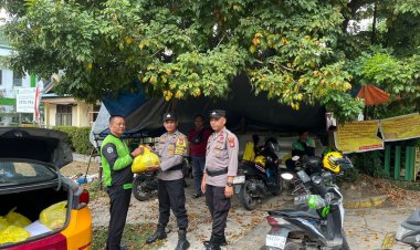 Polsek Sekupang Bagikan Sembako kepada Driver Ojek Online sebagai Upaya Cooling System