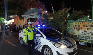 Polres Lingga Hadir Amankan Pawai Obor Hari Santri Nasional 2025 di Dabo Singkep