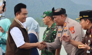 Kapolres Lingga Sambut Kedatangan Menko Kumham Prof. Dr. Yusril Ihza Mahendra di Kabupaten Lingga