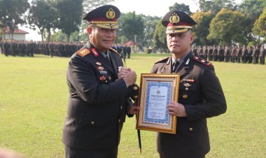 POLDA KEPRI GELAR UPACARA HARI SUMPAH PEMUDA KE-97 DAN BERIKAN PENGHARGAAN KEPADA PERSONEL BERPRESTASI