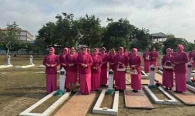 Momentum HKGB ke-73, Ketua Bhayangkari Cabang Barelang Ny. Utie Zaenal Dampingi Rombongan Bhayangkari Daerah Kepri Ziarah ke Makam Pahlawan Bulan Gebang