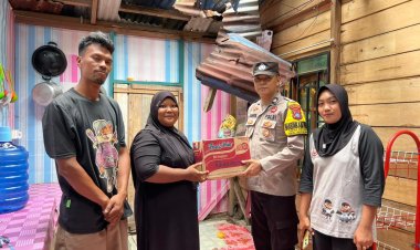 Briptu Zamriludin Salurkan Bantuan Sembako dari Kapolres Lingga untuk Warga Terdampak Angin Kencang