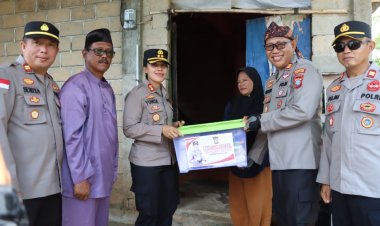 Kembali Peduli, Kapolres Bintan Berikan Bantuan Korban Angin Kencang