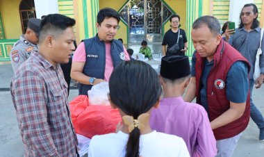 DITRESNARKOBA POLDA KEPRI BERSAMA JURNALIS BATAM BAGIKAN NASI KOTAK DAN SEMBAKO UNTUK WARGA TANJUNG RIAU DAN PANTI ASUHAN NAHDATUL WATHAN