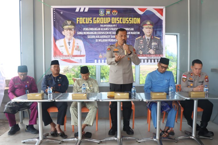 KABIDHUMAS POLDA KEPRI GELAR JUMAT CURHAT DAN PANGAN MURAH BERSAMA MASYARAKAT TANJUNG UMA