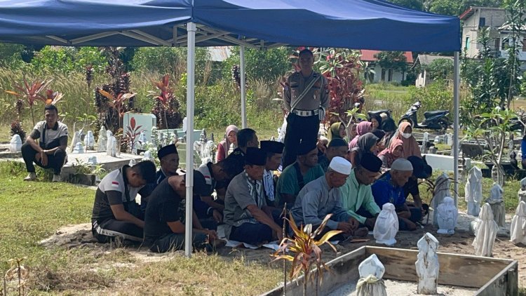 Wujud Penghormatan, Polres Lingga Sambangi Rumah Duka dan Kawal Pemakaman AKP (Purn) Parlaungan Saragih