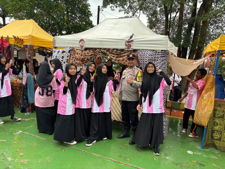 Bhabinkamtibmas Kelurahan Kampung Pelita Dukung Kegiatan Market Day di SMP Al Azhar Batam