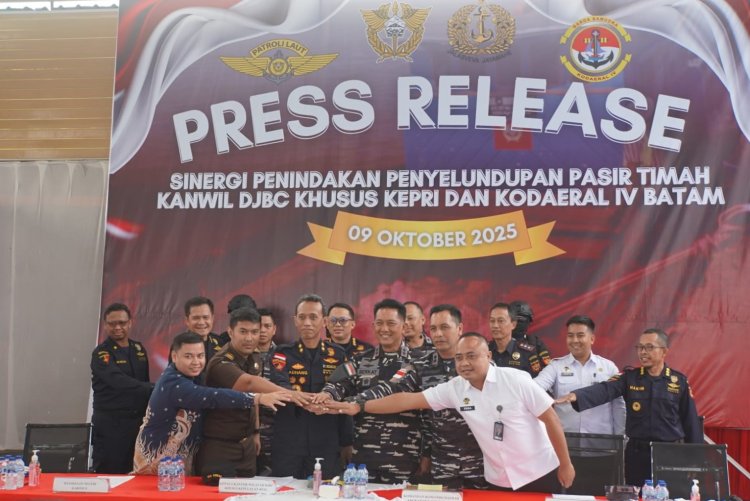 TNI AL Kolaborasi bersama Bea Cukai Gagalkan Penyelundupan ±25,9 Ton Pasir Timah di Perairan Kepri