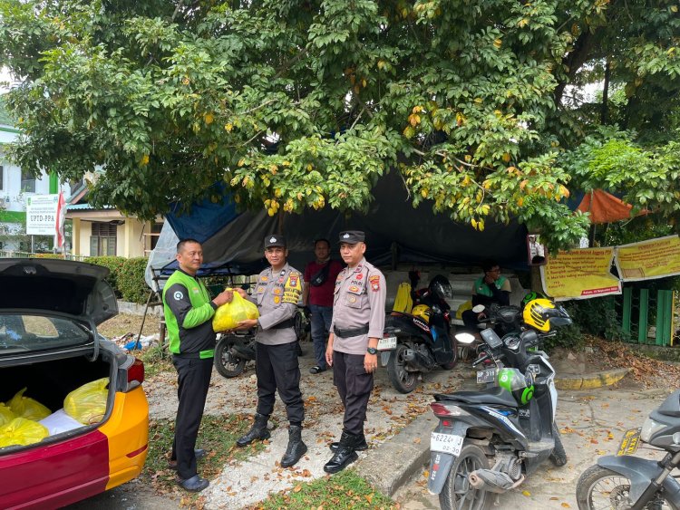 Polsek Sekupang Bagikan Sembako kepada Driver Ojek Online sebagai Upaya Cooling System
