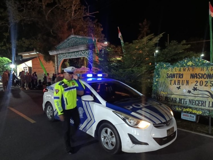 Polres Lingga Hadir Amankan Pawai Obor Hari Santri Nasional 2025 di Dabo Singkep
