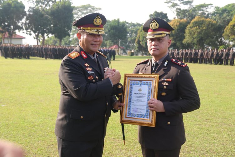 POLDA KEPRI GELAR UPACARA HARI SUMPAH PEMUDA KE-97 DAN BERIKAN PENGHARGAAN KEPADA PERSONEL BERPRESTASI