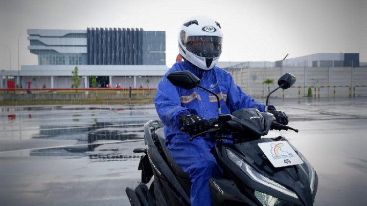 Musim Hujan Tiba, Honda Ingatkan Pengendara Motor untuk Utamakan Keselamatan