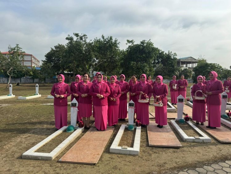 Momentum HKGB ke-73, Ketua Bhayangkari Cabang Barelang Ny. Utie Zaenal Dampingi Rombongan Bhayangkari Daerah Kepri Ziarah ke Makam Pahlawan Bulan Gebang