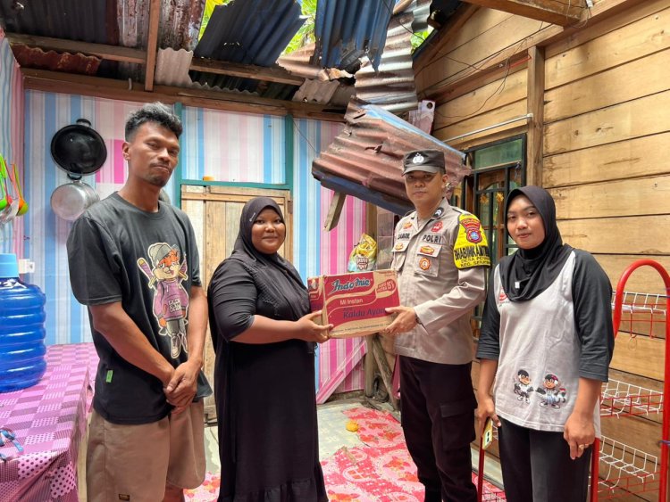 Briptu Zamriludin Salurkan Bantuan Sembako dari Kapolres Lingga untuk Warga Terdampak Angin Kencang