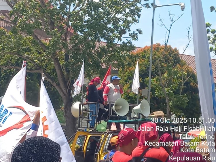 Polresta Barelang Amankan Aksi Unjuk Rasa Buruh di Kantor Walikota Batam: Penyampaian Aspirasi Berjalan Tertib dan Damai