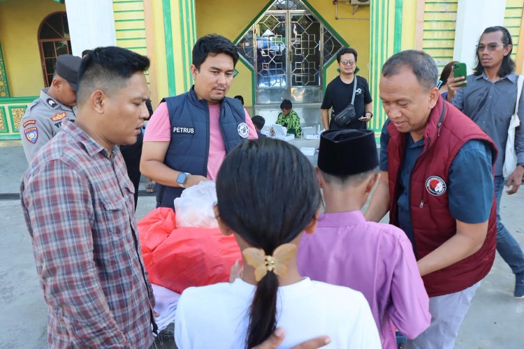 DITRESNARKOBA POLDA KEPRI BERSAMA JURNALIS BATAM BAGIKAN NASI KOTAK DAN SEMBAKO UNTUK WARGA TANJUNG RIAU DAN PANTI ASUHAN NAHDATUL WATHAN