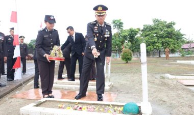 POLDA KEPRI LAKSANAKAN UPACARA ZIARAH DAN TABUR BUNGA PERINGATI HARI PAHLAWAN KE-80 TAHUN 2025