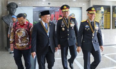 KEPALA BNN RI RAIH TANDA KEHORMATAN BINTANG BHAYANGKARA PRATAMA DARI KAPOLRI