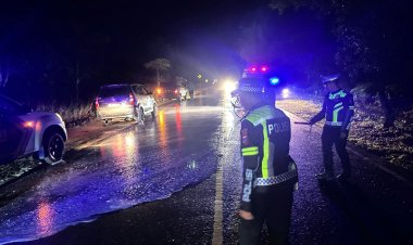 Respon Cepat Satlantas Polres Bintan Dalam Menerima Laporan Masyarakat Terkait Adanya Tumpahan Minyak Di Jalan Lintas Barat
