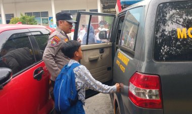 Bhabinkamtibmas Batu Ampar Laksanakan Program “Si Amru” Antar Murid dan Berikan Himbauan Kamtibmas di Tanjung Sengkuang