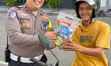 Operasi Zebra Seligi 2025: Satlantas Polresta Barelang Bagikan Brosur dan Goodie Bag kepada Pengguna Jalan