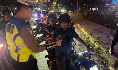 Himbauan Tertib Lalu Lintas dan Pembagian Brosur Warnai Operasi Zebra Seligi 2025 di Batam