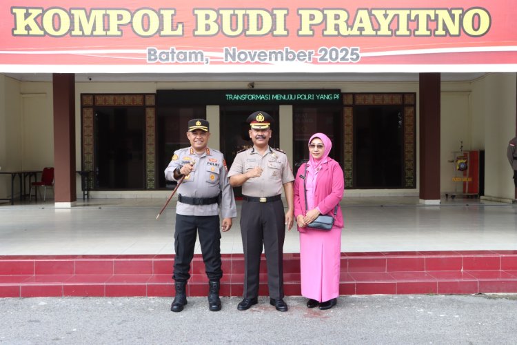 Polresta Barelang Gelar Upacara Kenaikan Pangkat Pengabdian Kompol Budi Prayitno di Lapangan Mapolresta Barelang