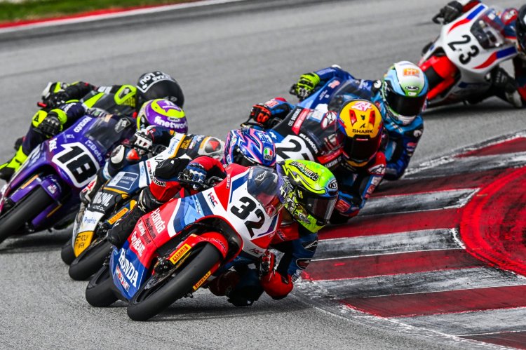 Astra Honda Motor Cetak Prestasi Dunia, Pebalap Muda Indonesia Menang Tipis di Barcelona