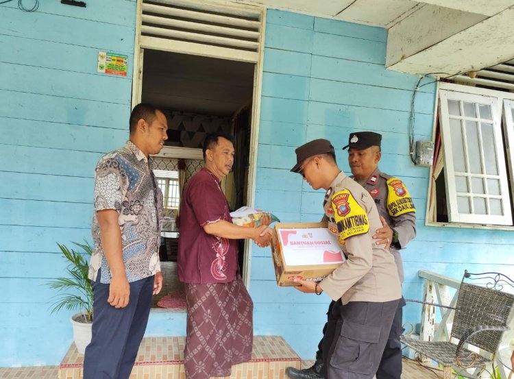 Polsek Daik Lingga Salurkan Bantuan Sosial dari Kapolres kepada Warga Terdampak Musibah di Desa Selayar