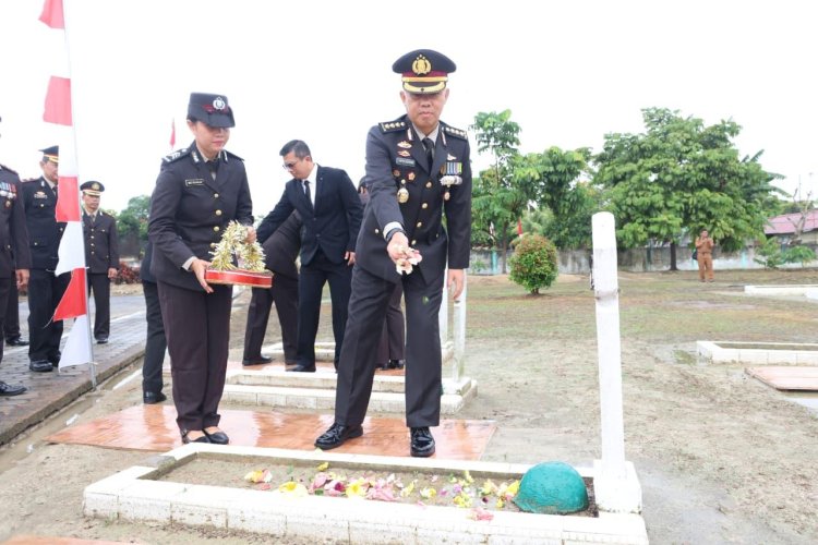 POLDA KEPRI LAKSANAKAN UPACARA ZIARAH DAN TABUR BUNGA PERINGATI HARI PAHLAWAN KE-80 TAHUN 2025