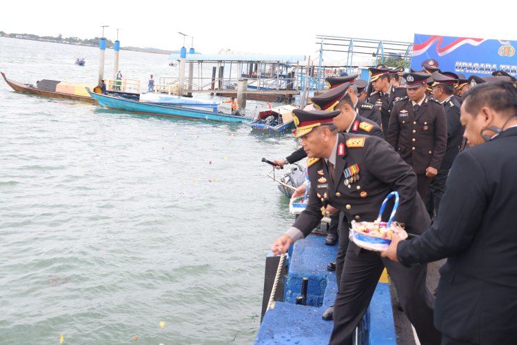 KAPOLDA KEPRI PIMPIN UPACARA TABUR BUNGA PERINGATI HARI PAHLAWAN KE-80 TAHUN 2025