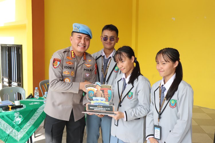 POLDA KEPRI GELAR LOMBA CERDAS CERMAT “PROPAM BERSAHABAT GOES TO SCHOOL” DI SMA NEGERI 3 BATAM