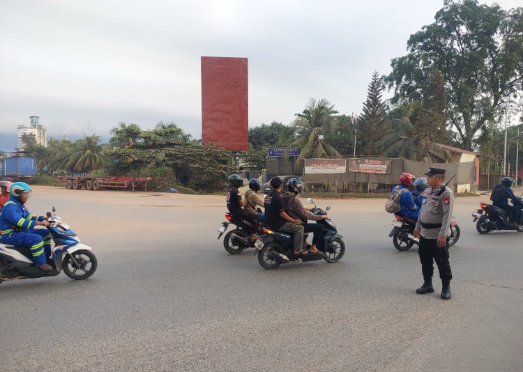 Personel Polsek Batu Ampar Laksanakan Strong Point Pagi untuk Antisipasi Kemacetan dan Laka Lantas