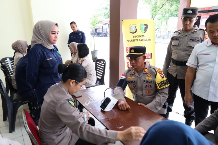 Sidokes Polresta Barelang Laksanakan Pelayanan Kesehatan Bagi Personel Di Lobby Mapolresta Barelang