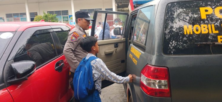 Bhabinkamtibmas Batu Ampar Laksanakan Program “Si Amru” Antar Murid dan Berikan Himbauan Kamtibmas di Tanjung Sengkuang